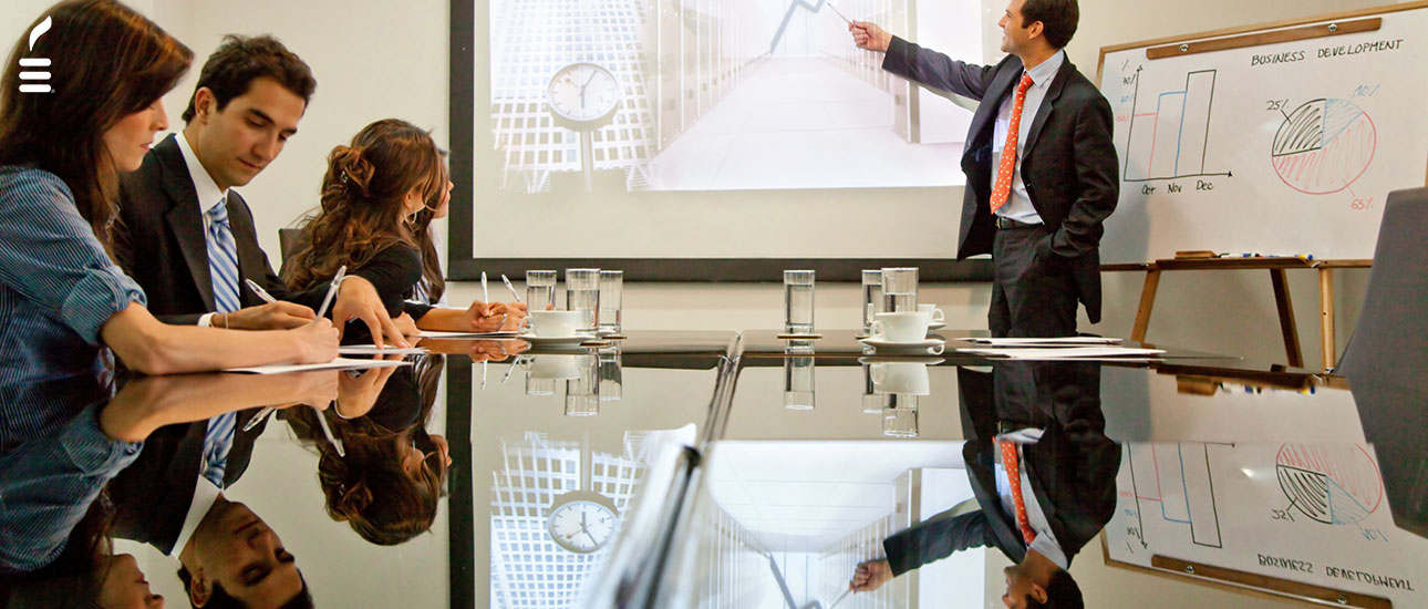 Equipo de consultores trabajando